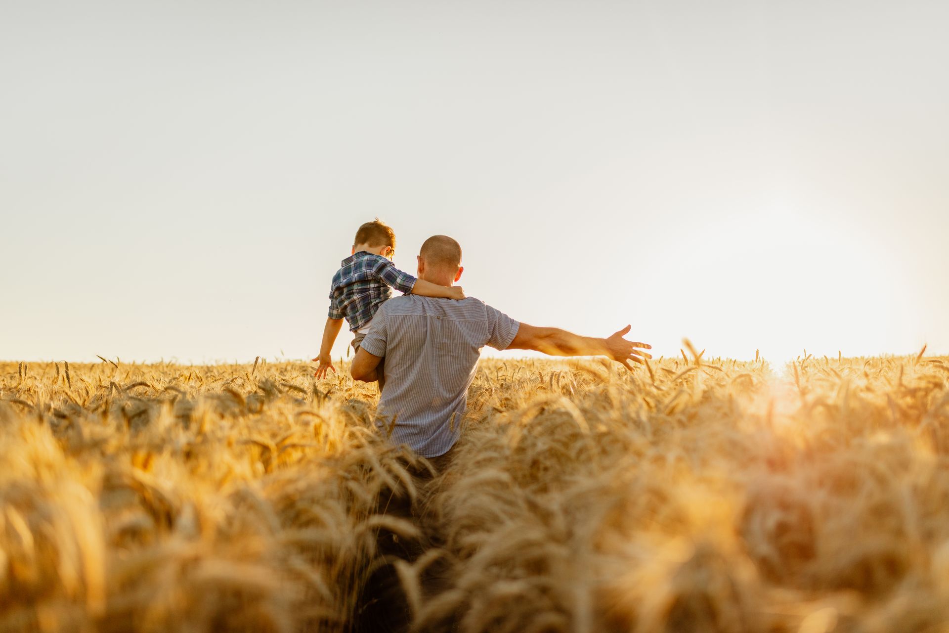 Père et son fils dans un champ